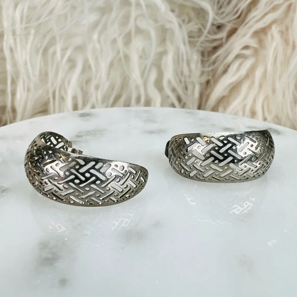 Vintage aged Silvertone cut out lightweight half hoop pierced earrings